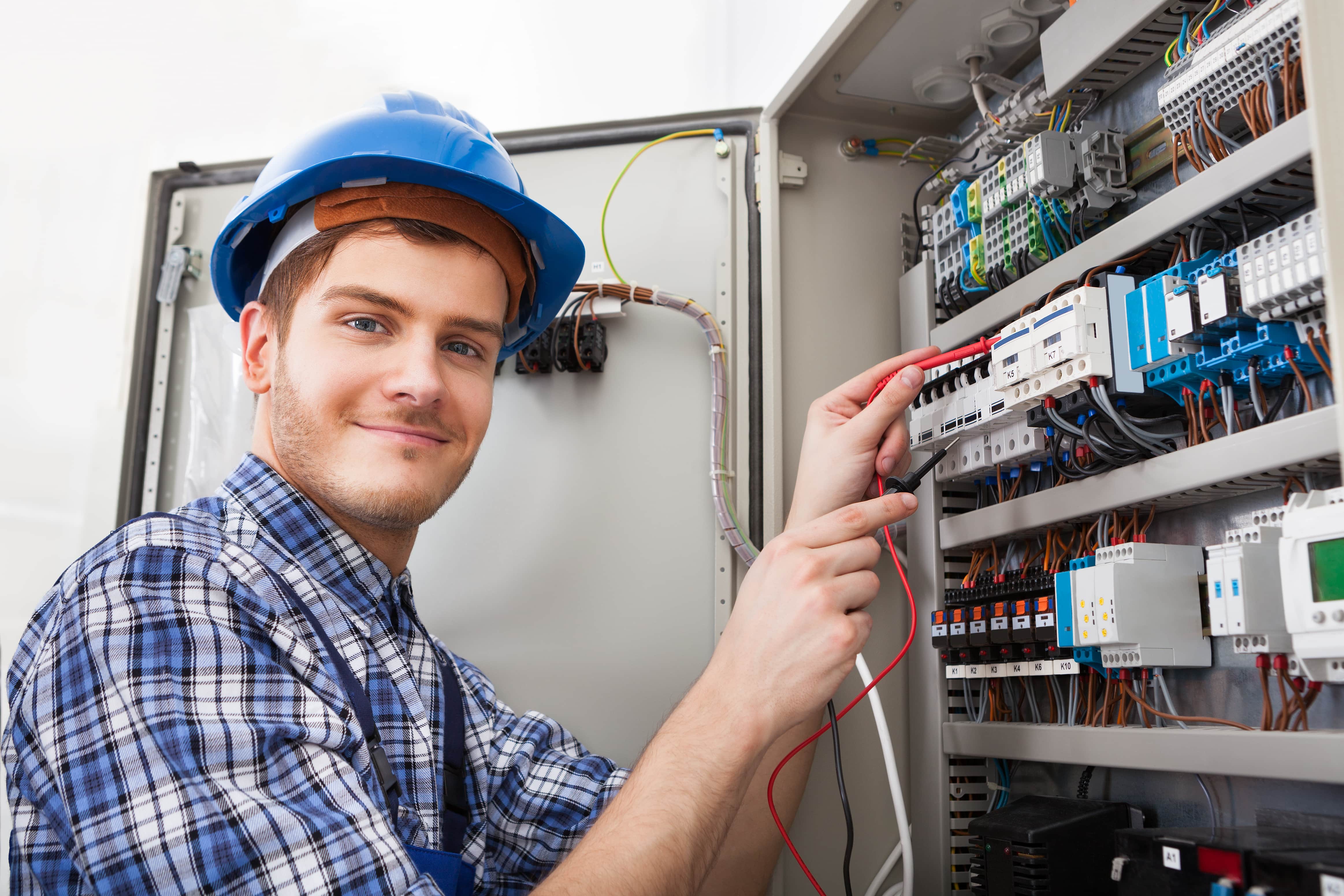 elektroniker-handwerk-shutterstock_198664448-andrey_popov-kopie