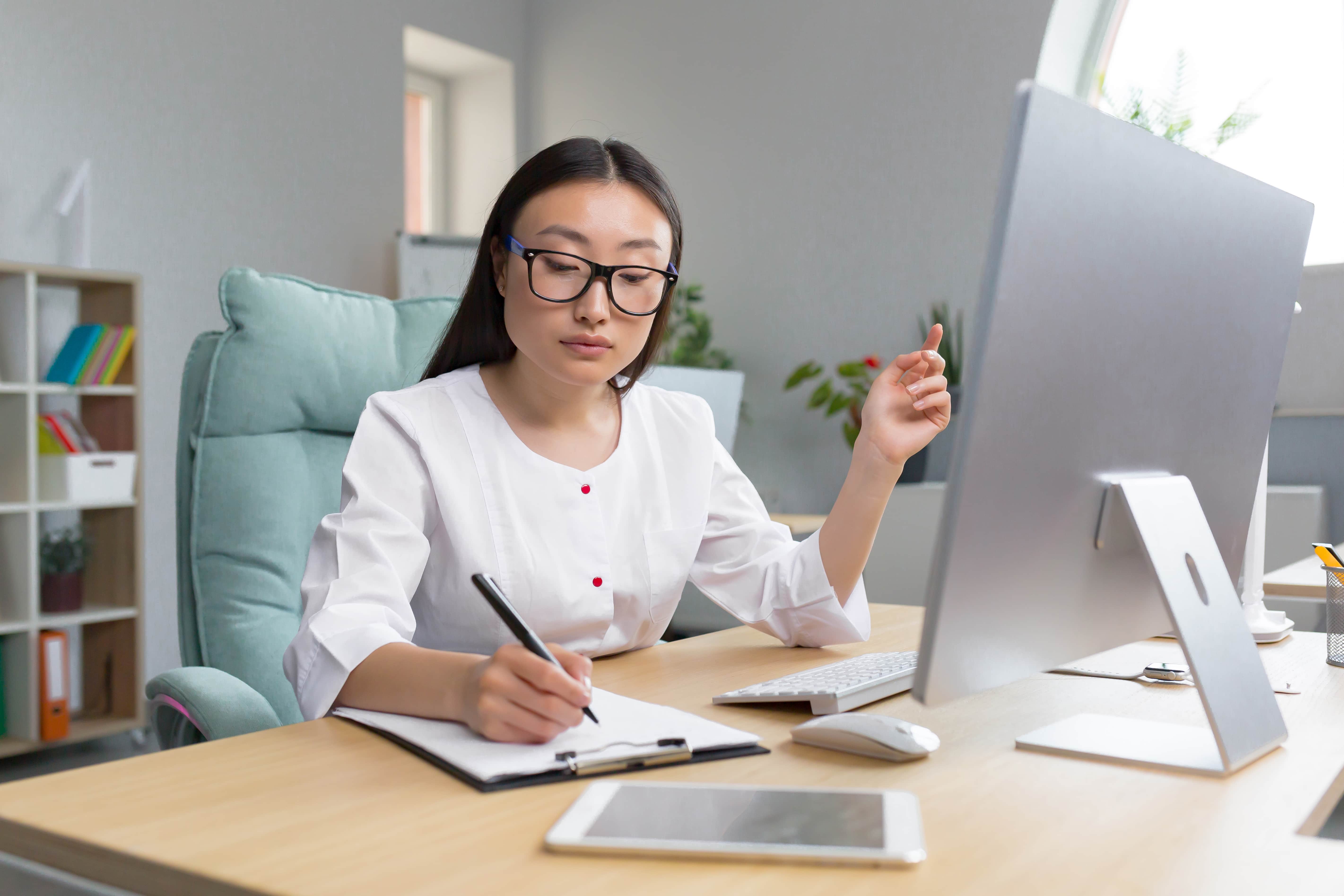 kauffrau-gesundheitswesen-envato